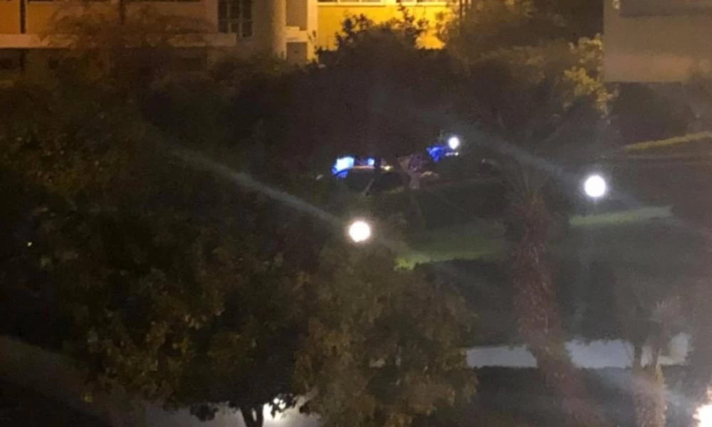 Απαγόρευση κυκλοφορίας - Παλαιό Φάληρο: Ξύλο από νεαρούς στη μέση του δρόμου